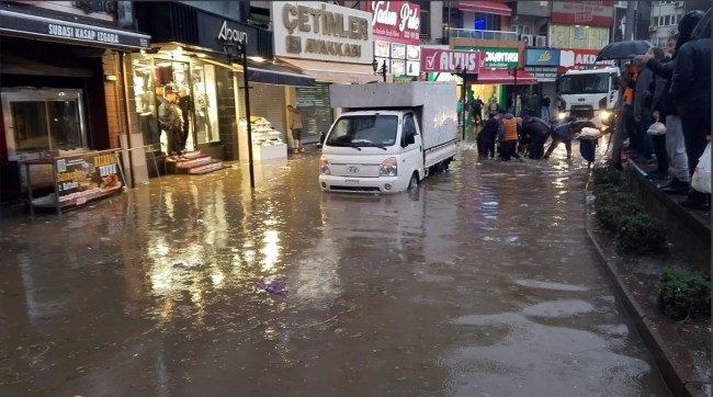 KARADENİZ EREĞLİ'DE DOLU YAĞDI