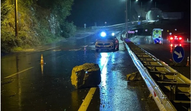 Kozlu'da Dev Kayalar Yola Düştü...