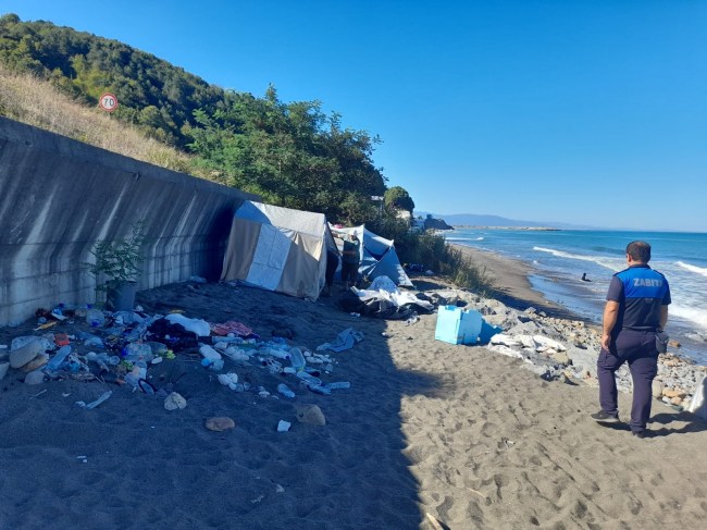 MEVREALTI PLAJI’NDA ÇADIR VE BARAKA İŞGALLERİ KALDIRILDI