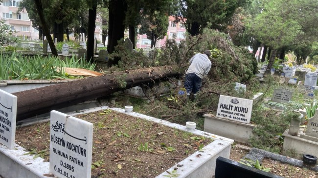 ŞEHİR MEZARLIĞINDA FIRTINANIN İZLERİ SİLİNDİ