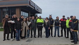 GAZETECİLERDEN POLİSLERE SÜRPRİZ