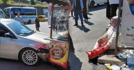 OTOMOBİL YAYALARIN ARASINA DALDI...